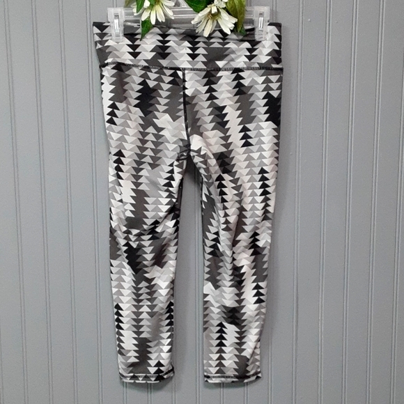 BOTH Gap Fit Capri Leggings - Picture 5 of 14